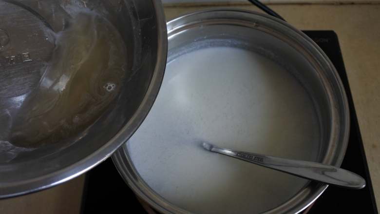 酸奶布丁,把两种液体混合，搅匀