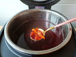 秘制开胃酸梅汤,等煮好机器会发出提示音，提示酸梅汤可以出锅了，这时加入桑葚膏搅拌均匀即可。