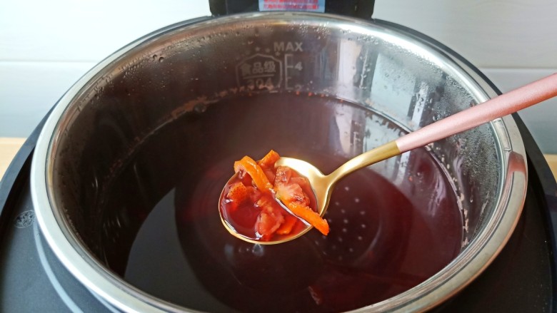 秘制开胃酸梅汤,等煮好机器会发出提示音，提示酸梅汤可以出锅了，这时加入桑葚膏搅拌均匀即可。