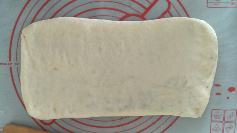 可可千层吐司🍞（牛奶巧克力夹心）,把它擀成一个长方形的面片。