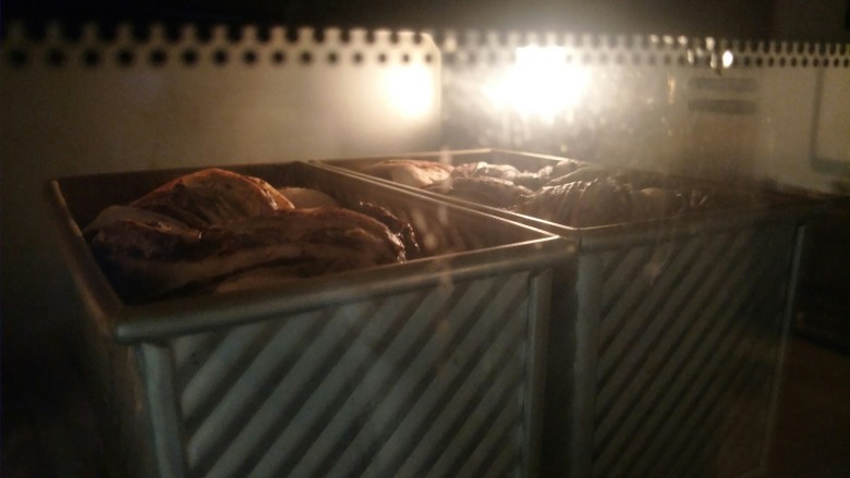 可可千层吐司🍞（牛奶巧克力夹心）,烤盘放下层放土司盒。70度烤40分钟。看表面上色情况。