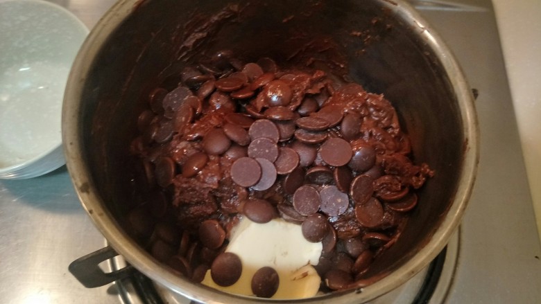 可可千层吐司🍞（牛奶巧克力夹心）,等液体便从液体变得粘稠时，关火，加入黄油巧克力。用余温慢慢把巧克力融化。