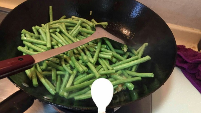 长豇豆炒榨菜,翻炒翻炒2分钟后，在加2小勺盐。