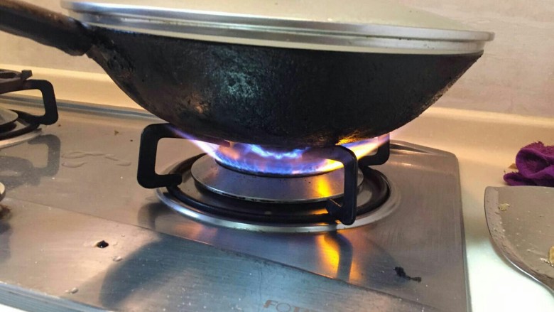 长豇豆炒榨菜,这时候要大火烧5分钟加锅盖。，小火，10分钟。