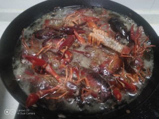 海鲜大拼,锅中放入适量油，油温5层热放入小龙虾。