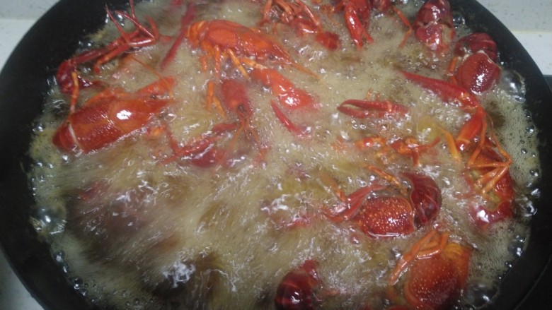 海鲜大拼,炸至小龙虾水分变干。