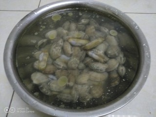 海鲜大拼,花蛤和蛏子放入盐水中2个小时。
