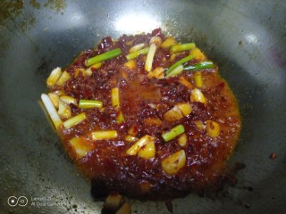 海鲜大拼,锅中放入适量油，放入葱、姜、蒜，放入郫县豆瓣酱炒香。