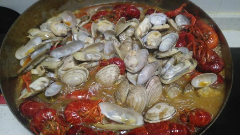 海鲜大拼,小龙虾炖20分钟，放入花蛤和橙子。