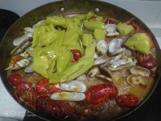 海鲜大拼,大火收汁，加入过油的青椒。