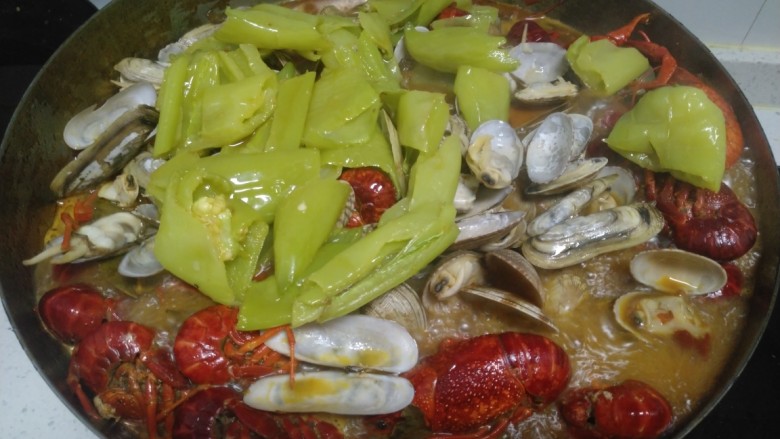 海鲜大拼,大火收汁，加入过油的青椒。