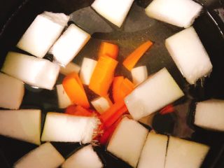冬瓜山药排骨汤,剩下的胡萝卜放入汤中