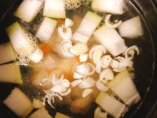 冬瓜山药排骨汤,汤煮到剩15分钟时倒入大葱大蒜碎。煮汤时间到了后放入少量宝宝酱油和盐调味。
