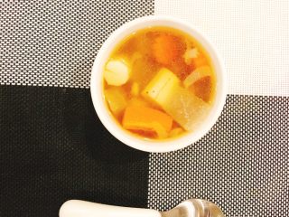 冬瓜山药排骨汤,把汤用一个漂亮的碗装起来。一碗清爽鲜美的冬瓜山药排骨汤就完成啦！