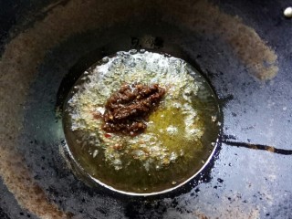 农家烧鸭翅根,油锅中加入辣椒酱，炒香。