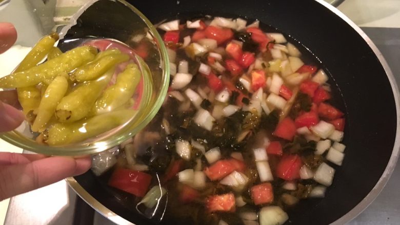 老王酸菜牛肉面,泡椒连汤汁一起加入，煮开