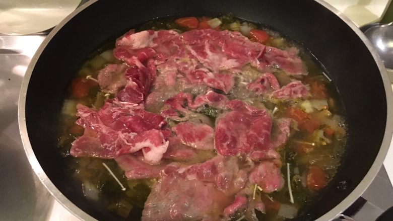 老王酸菜牛肉面,把牛肉片放上去就可关火啦！