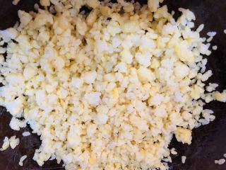 特色黄金蛋炒饭,因为有鸡蛋黄包裹着米粒，所以越炒越散，呈现出粒粒分明的效果。