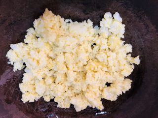 特色黄金蛋炒饭,锅中放油，可以稍微多放点，油热后直接倒入米饭翻炒。