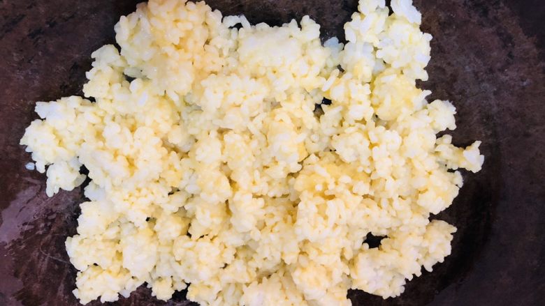 特色黄金蛋炒饭,锅中放油，可以稍微多放点，油热后直接倒入米饭翻炒。