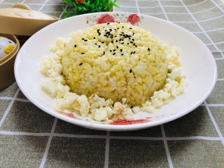 特色黄金蛋炒饭,炒至米饭热透即可，装入盘子中，周围倒入鸡蛋清，米饭上再撒点黑芝麻，完成！