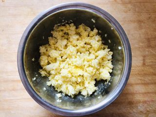 特色黄金蛋炒饭,米饭中打入两个鸡蛋黄，鸡蛋清另外打入小碗中备用。在米饭中加入适量的食盐，把米饭和鸡蛋黄搅拌均匀。