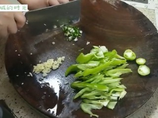 青椒回锅肉,斜刀切好青椒，葱花，大蒜切末