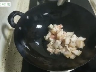 青椒回锅肉,加入切好的五花肉
