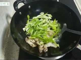 青椒回锅肉,倒出多余的油脂，加入青椒