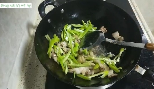 青椒回锅肉,加入蒜末煸炒