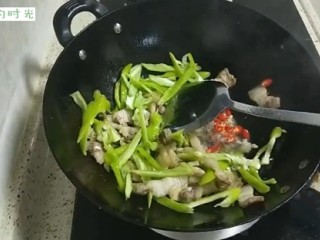青椒回锅肉,加入红辣椒煸炒