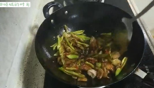 青椒回锅肉,继续煸炒