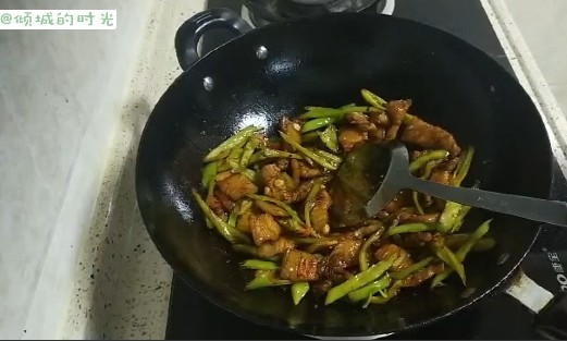 青椒回锅肉,煸炒至入味