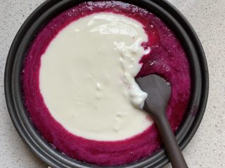 火龙果酸奶冻,倒入酸奶，搅匀