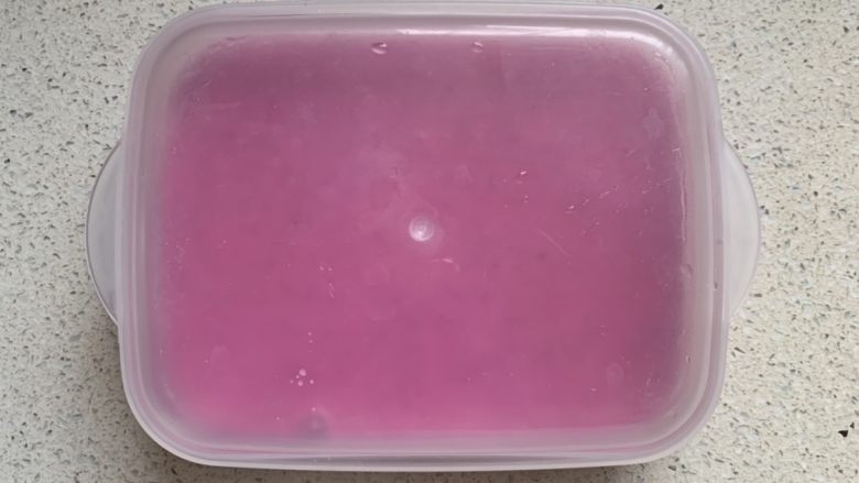 火龙果酸奶冻,盖好盖子，冰箱冷藏1小时以上至完全凝固