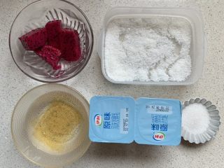 火龙果酸奶冻,吉利丁冷水泡发，盒子里铺点椰蓉或者一层保鲜膜防粘