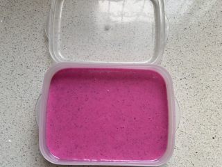 火龙果酸奶冻,倒入盒中