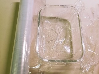 菠菜鸡蛋糕,玻璃小盒内铺上保鲜膜  以便蒸好脱模