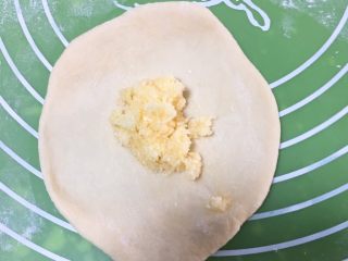 酥粒椰蓉面包,简单的一种，剂子擀成圆饼，放入椰蓉馅。