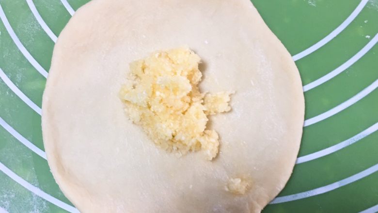 酥粒椰蓉面包,简单的一种，剂子擀成圆饼，放入椰蓉馅。
