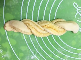 酥粒椰蓉面包,编成麻花状。