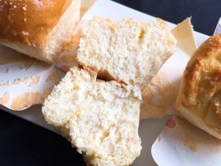 酥粒椰蓉面包,面包用细齿刀切开，就可以品尝了。