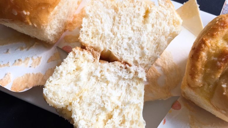 酥粒椰蓉面包,面包用细齿刀切开，就可以品尝了。