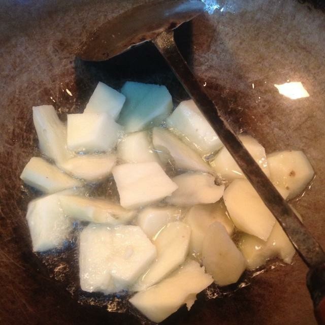 东北地三鲜,锅里放多点油，下土豆块炸至两面金黄