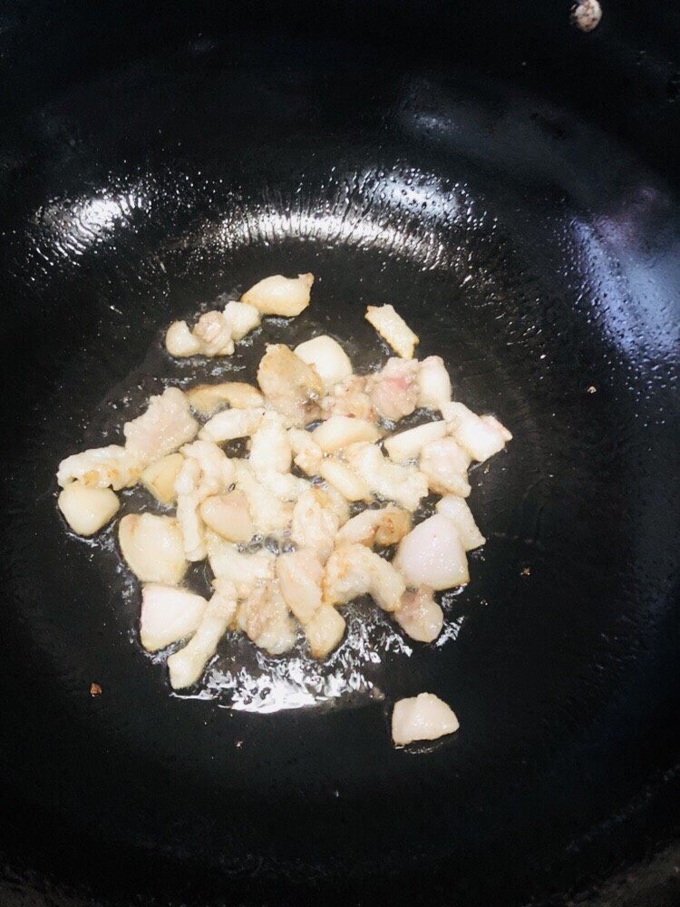 长豆饭（豇豆角饭）,放一点油下去煎，容易出油且不易粘锅