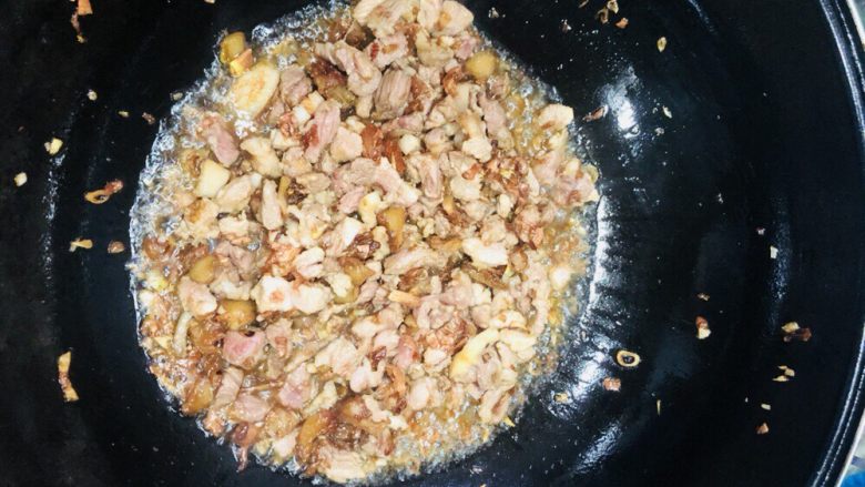 长豆饭（豇豆角饭）,翻炒均匀至猪肉熟后加入长豆
