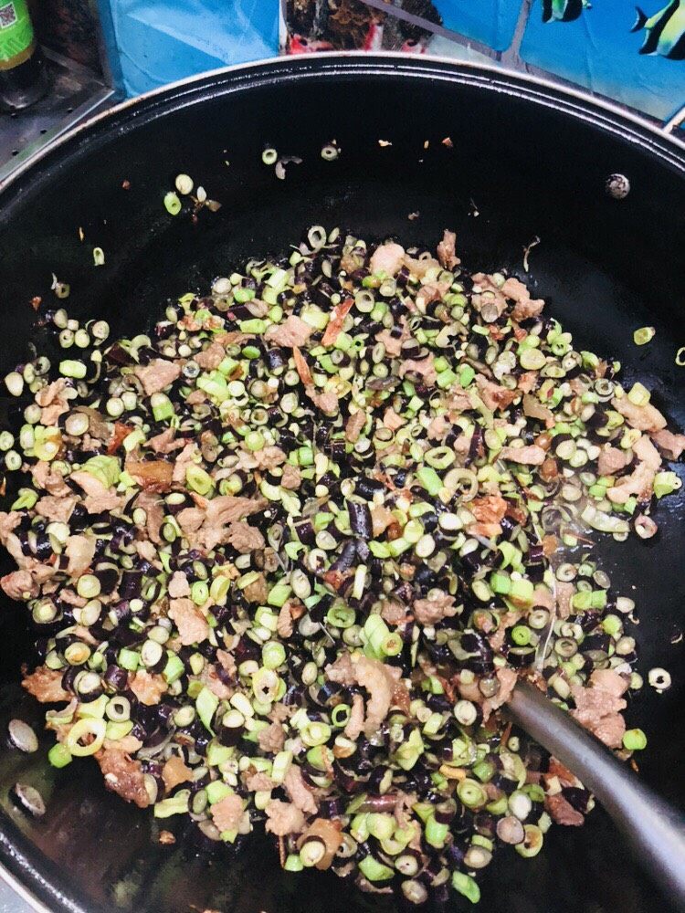 长豆饭（豇豆角饭）,稍微翻炒至长豆表面变色，加入适量盐调味。