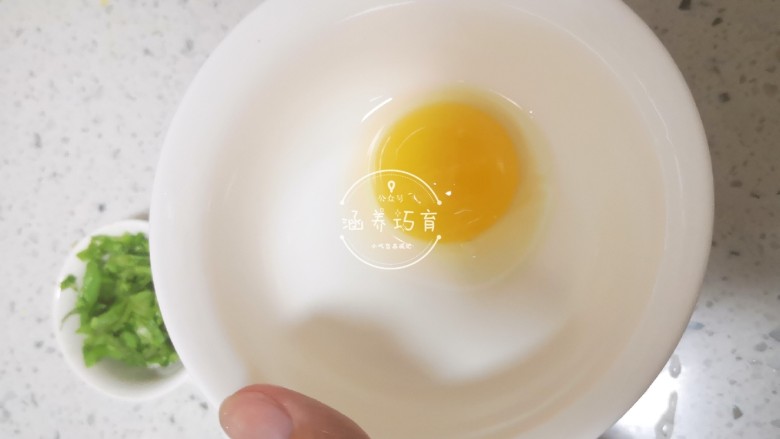 宝宝辅食-时蔬肉沫颗粒面,鸡蛋取出蛋黄