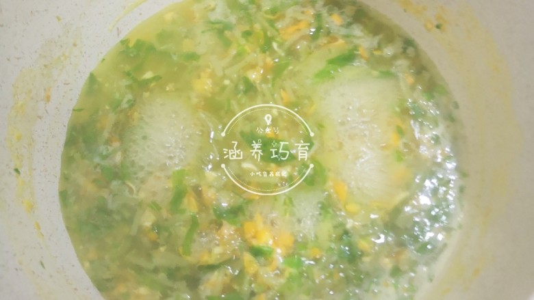 宝宝辅食-时蔬肉沫颗粒面,颗粒面和玉米小火煮十分钟后加入切好的生菜