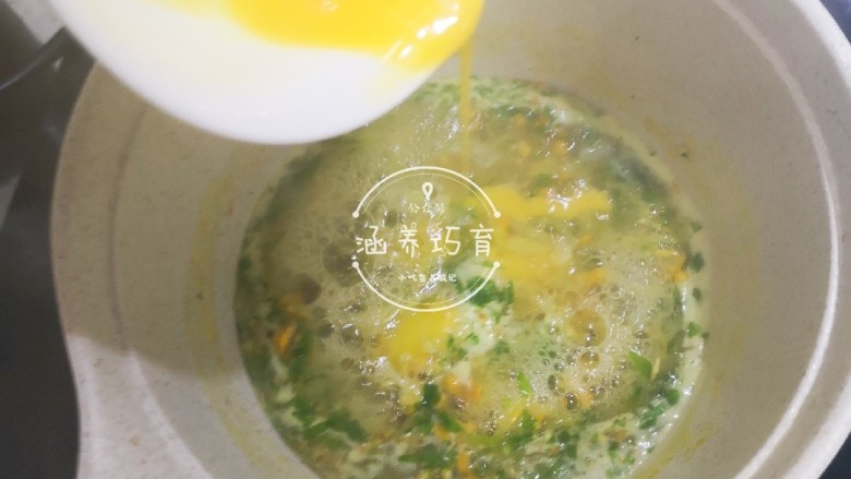宝宝辅食-时蔬肉沫颗粒面,加入生菜叶烧开后，蛋黄液搅拌均匀倒入面条汤里